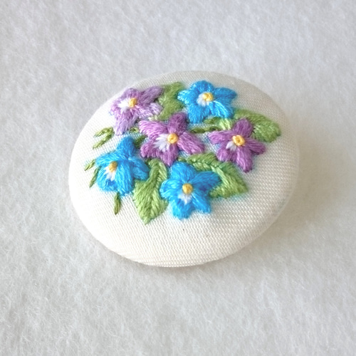ブローチ 刺繍 刺しゅう くるみボタン バッジ 丸 すみれ 花 スミレ 紫