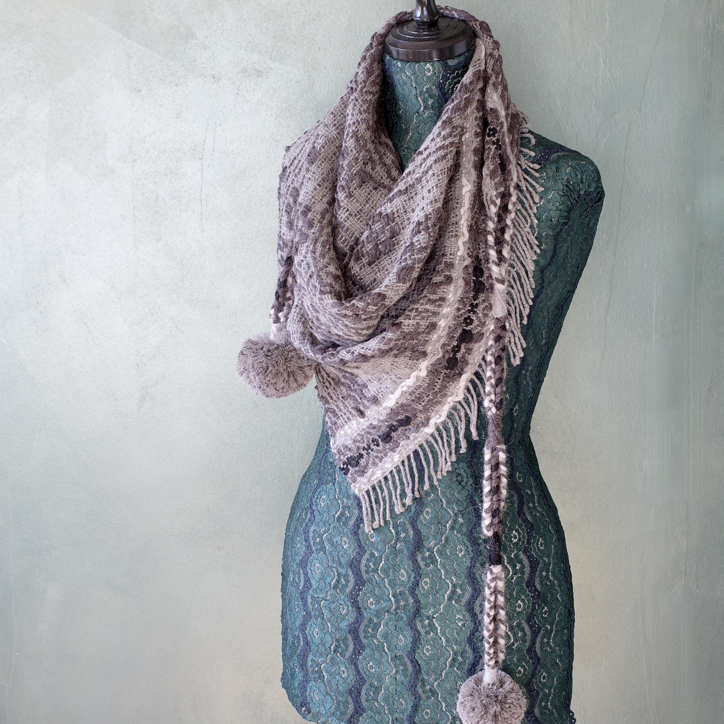 手織り オーバーショット織 ポンポンマフラー Handwoven TMMS24164