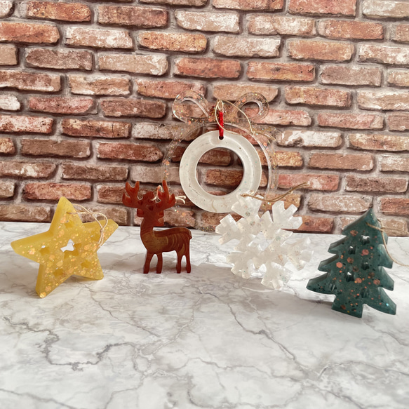 【2液性レジン】クリスマスガーランド トナカイ 雪の結晶 星 ツリー ホワイト ブラウン 黄色 イエロー 白 装飾 1枚目の画像