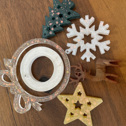 【2液性レジン】クリスマスガーランド トナカイ 雪の結晶 星 ツリー ホワイト ブラウン 黄色 イエロー 白 装飾 2枚目の画像