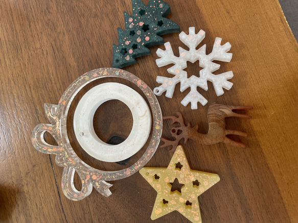 【2液性レジン】クリスマスガーランド トナカイ 雪の結晶 星 ツリー ホワイト ブラウン 黄色 イエロー 白 装飾 2枚目の画像