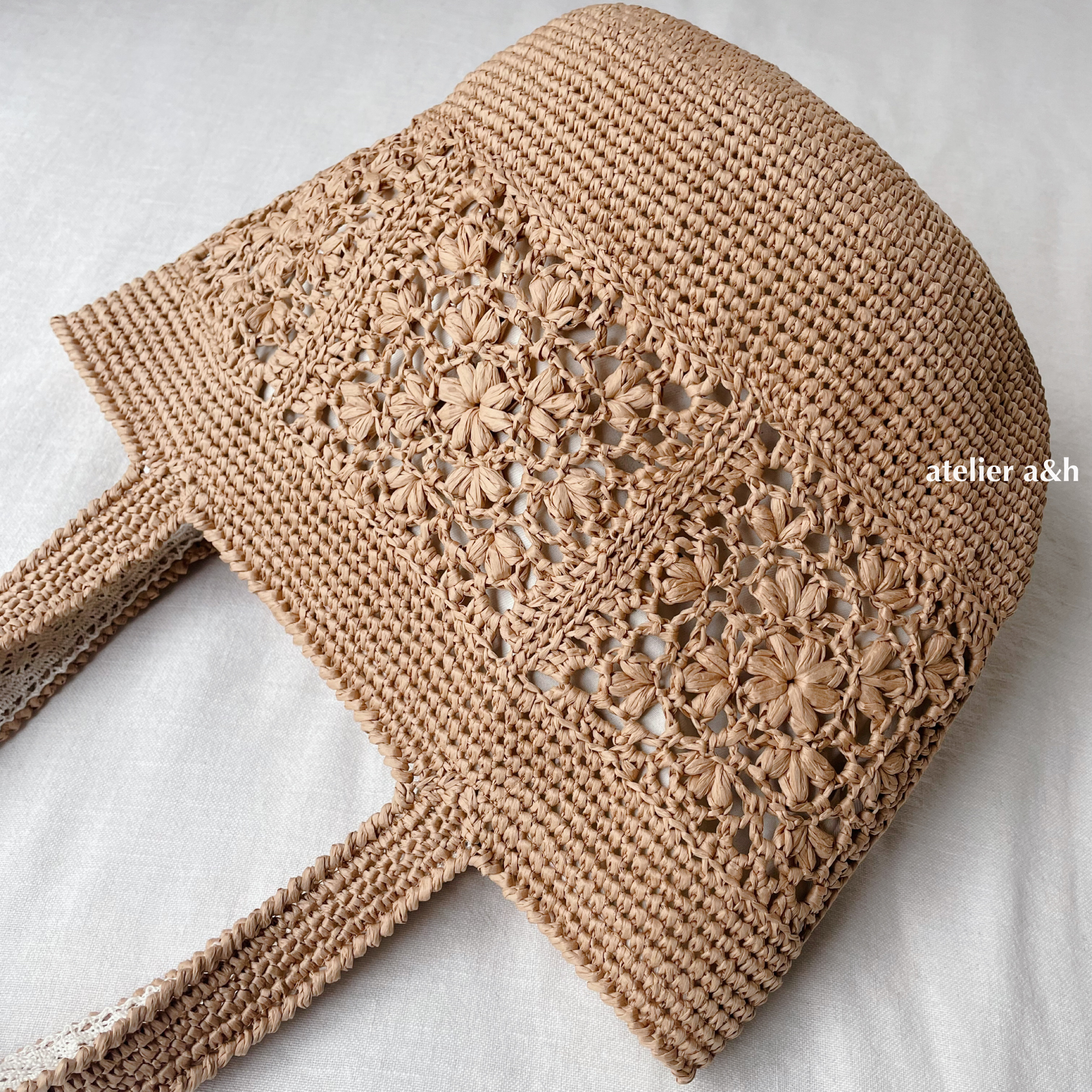 マニラヘンプヤーンで編んだモチーフマルシェバッグ　ストローカラー　かごバッグ