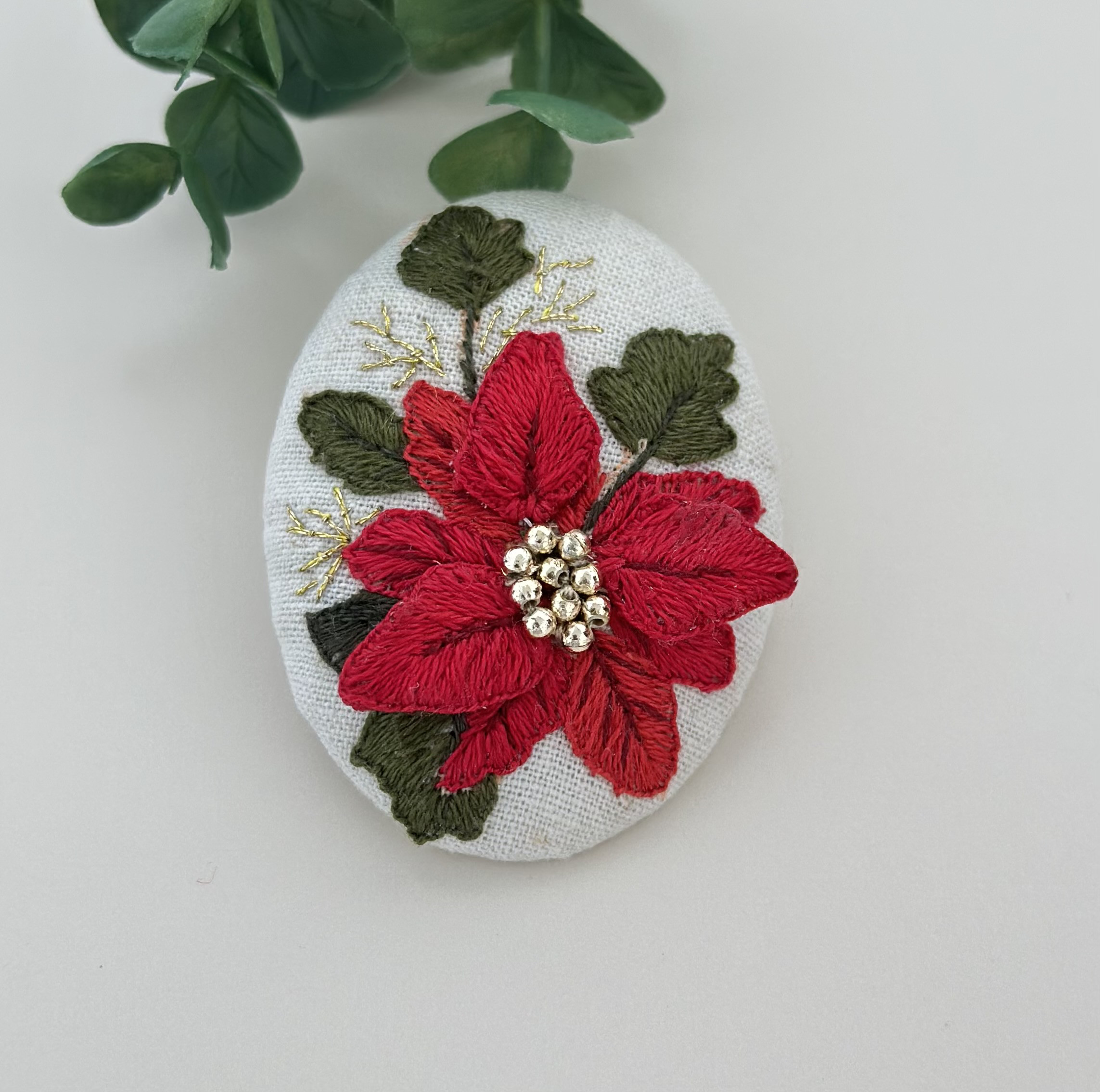【500円引きクーポン】 ハンドメイド刺繍ブローチ(ポインセチア) ブローチ sandy83 通販 その他