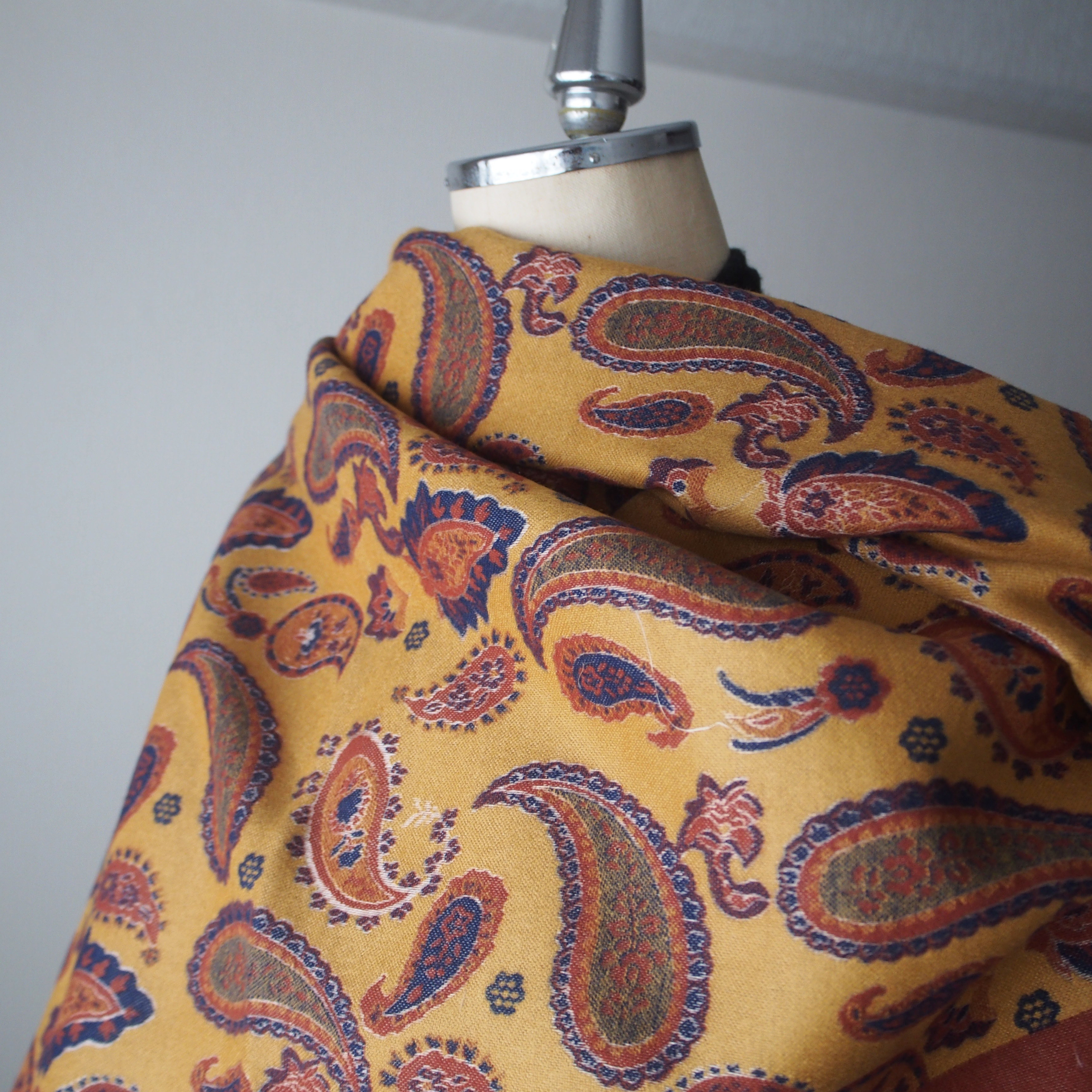 【繊細な模様は主役級】ジャガード織ストールマフラー・クラシックペイズリー・バートンオレンジ