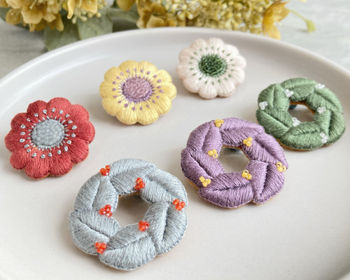 週末特価)立体刺繍 リースブローチ 付け方広がる》2点セット リース&お花刺繍ブローチ ブローチ myou 通販