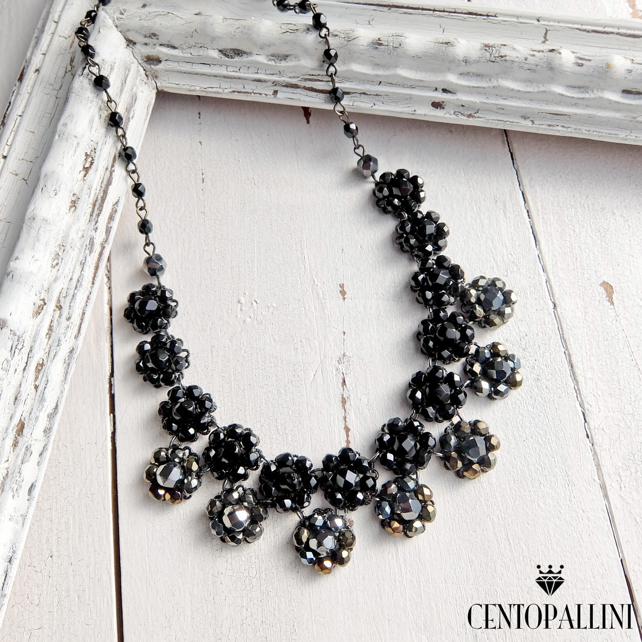 ブラック＆メタルグレーのフラワーモチーフが並んだシックなショートネックレス