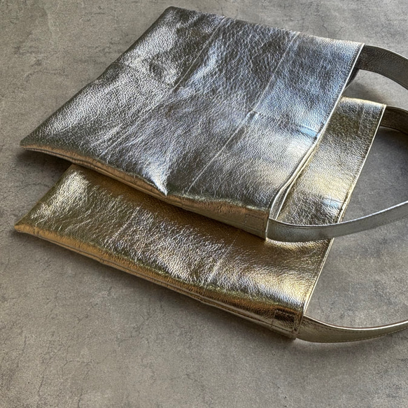 ピッグスキンのワンハンドルバッグ　Mサイズ  メタリックレザー 8枚目の画像