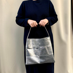 ピッグスキンのワンハンドルバッグ　Mサイズ  メタリックレザー 5枚目の画像