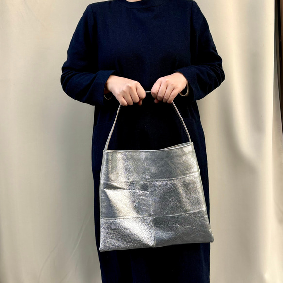 ピッグスキンのワンハンドルバッグ　Mサイズ  メタリックレザー 5枚目の画像