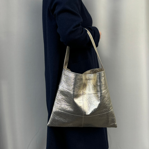 ピッグスキンのワンハンドルバッグ　Mサイズ  メタリックレザー 7枚目の画像