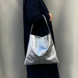 ピッグスキンのワンハンドルバッグ　Mサイズ  メタリックレザー 3枚目の画像