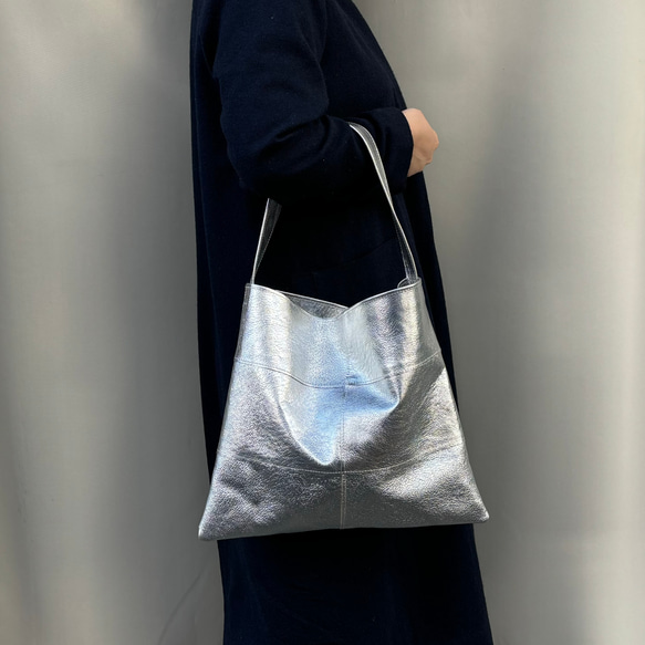 ピッグスキンのワンハンドルバッグ　Mサイズ  メタリックレザー 3枚目の画像