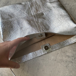 ピッグスキンのワンハンドルバッグ　Mサイズ  メタリックレザー 9枚目の画像