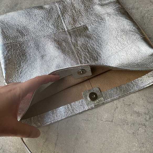 ピッグスキンのワンハンドルバッグ　Mサイズ  メタリックレザー 9枚目の画像