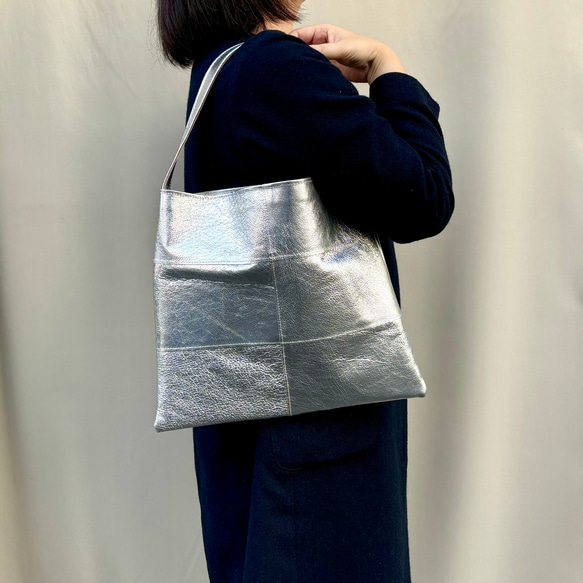 ピッグスキンのワンハンドルバッグ　Mサイズ  メタリックレザー 4枚目の画像