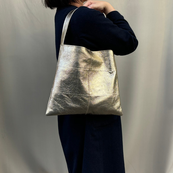 ピッグスキンのワンハンドルバッグ　Mサイズ  メタリックレザー 6枚目の画像