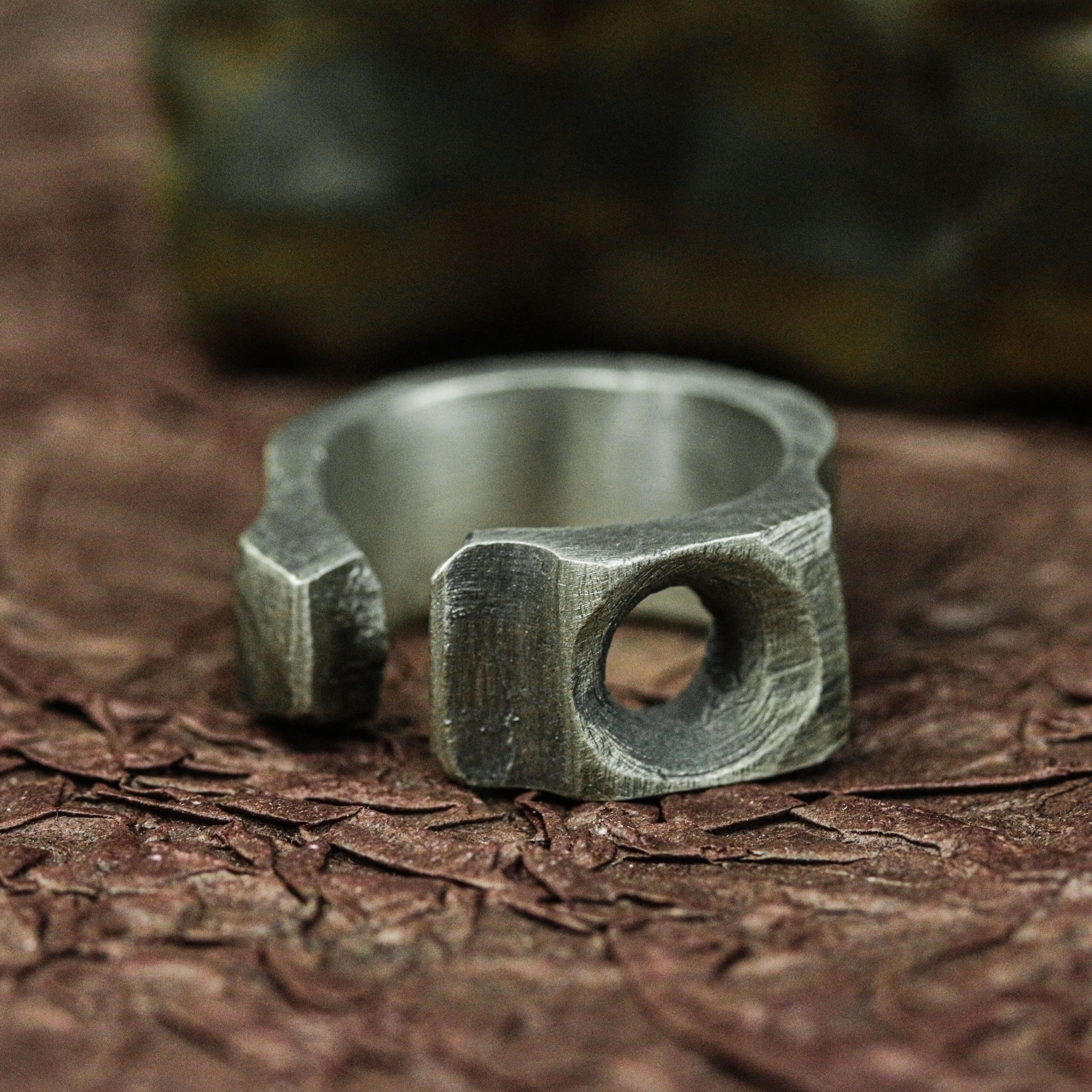 中空の太いシルバーリング、ユニークな男性のリング、シンプルなデザインの結婚指輪、バイキングリング