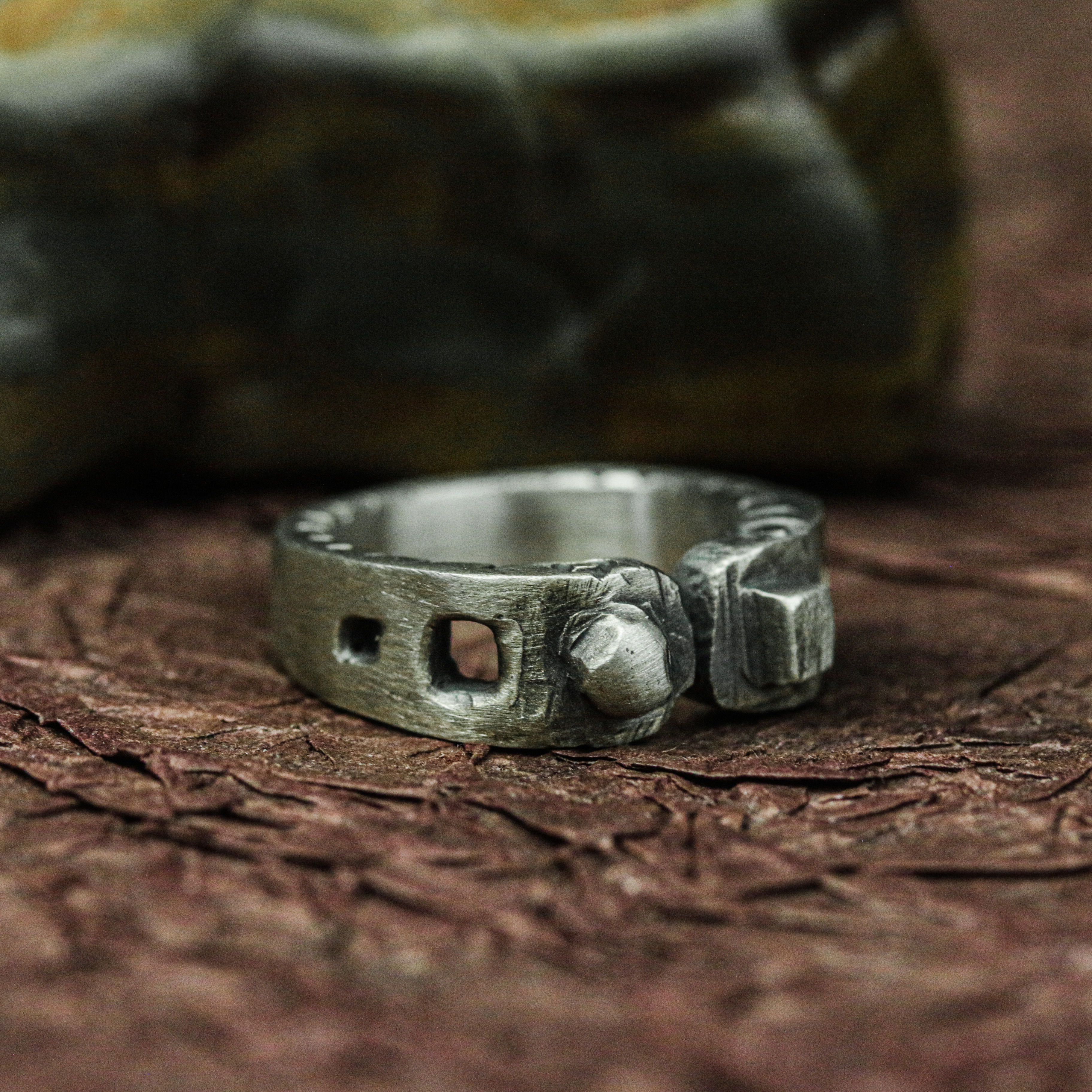 中空の太いシルバーリング、ユニークな男性のリング、シンプルなデザインの結婚指輪、バイキングリング