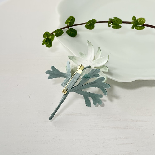 う*ん様 花のブローチ 布花星のような花が可愛らしいフランネルフラワーのブローチ