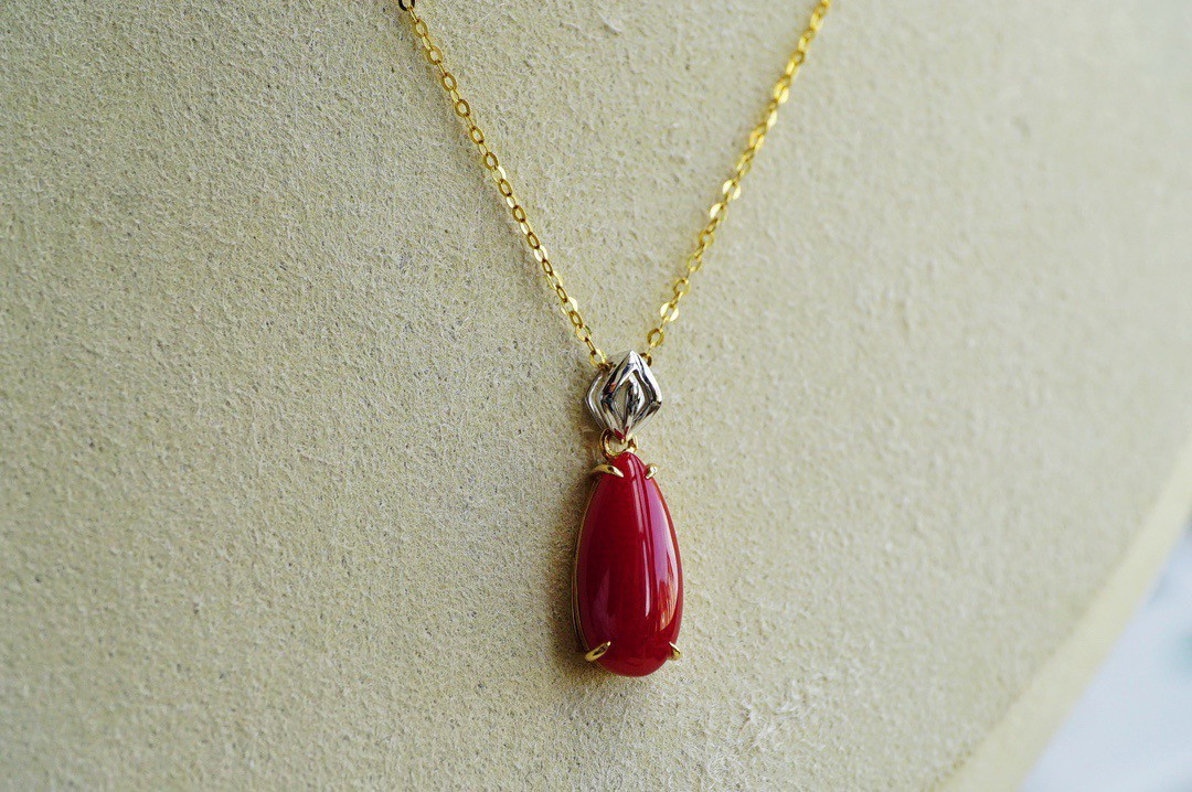 「Merry Christmas」 K18 天然血赤サンゴ 珊瑚 天然ダイヤモンド情熱　3月誕生石　ペンダント