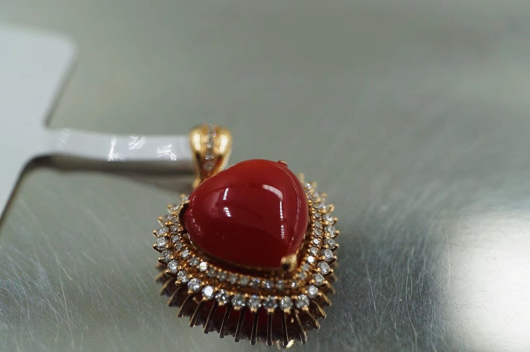 「Merry Christmas」 K18 天然血赤サンゴ 珊瑚 天然ダイヤモンド情熱　3月誕生石　ペンダント