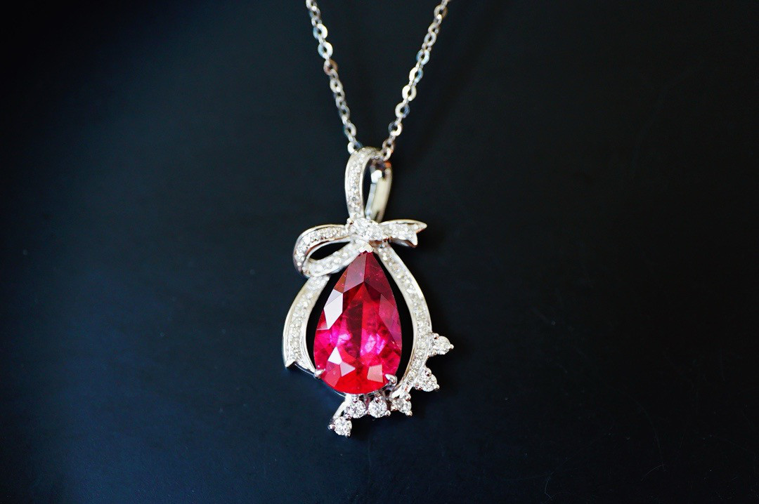 「贅沢」K18 天然赤トルマリン　ルベライト　天然ダイヤモンド　上品　幸運　10月誕生石　ペンダントのみ