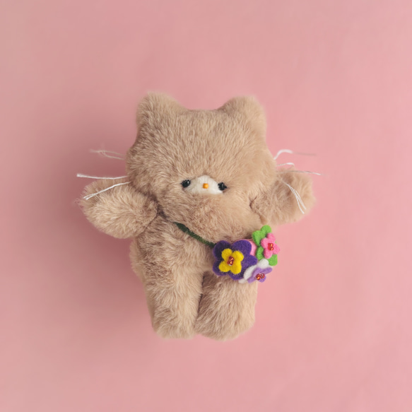 ビオラの花飾り ポシェットしたょ！milk teaのねこちゃん♡ぬいぐるみ③ ビオラの花飾り ポシェットしたょ！milk teaのねこちゃん
