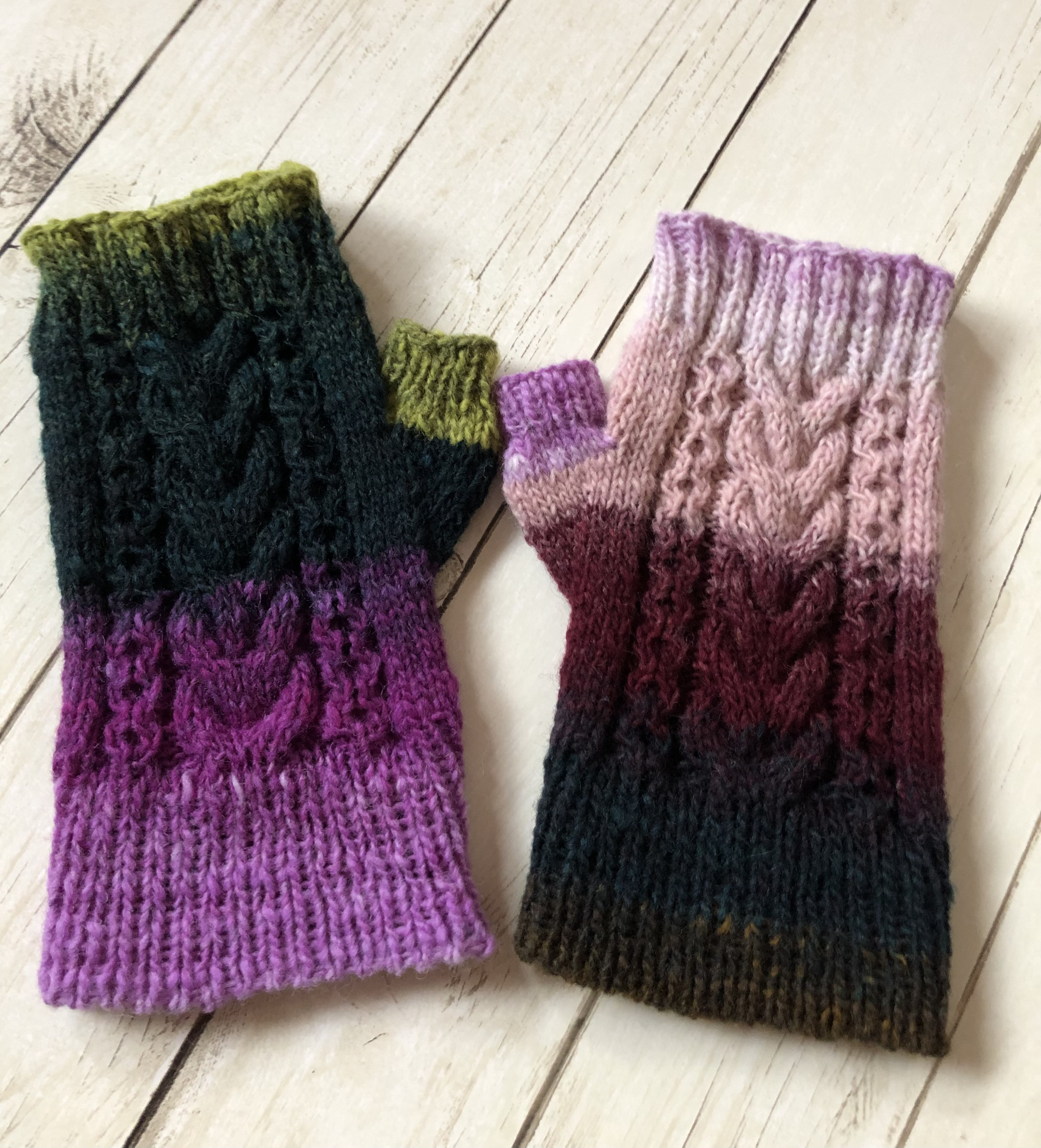 ぶどうカラーなハンドウォーマー　やわらか指なし手袋　アラン模様　野呂英作毛糸