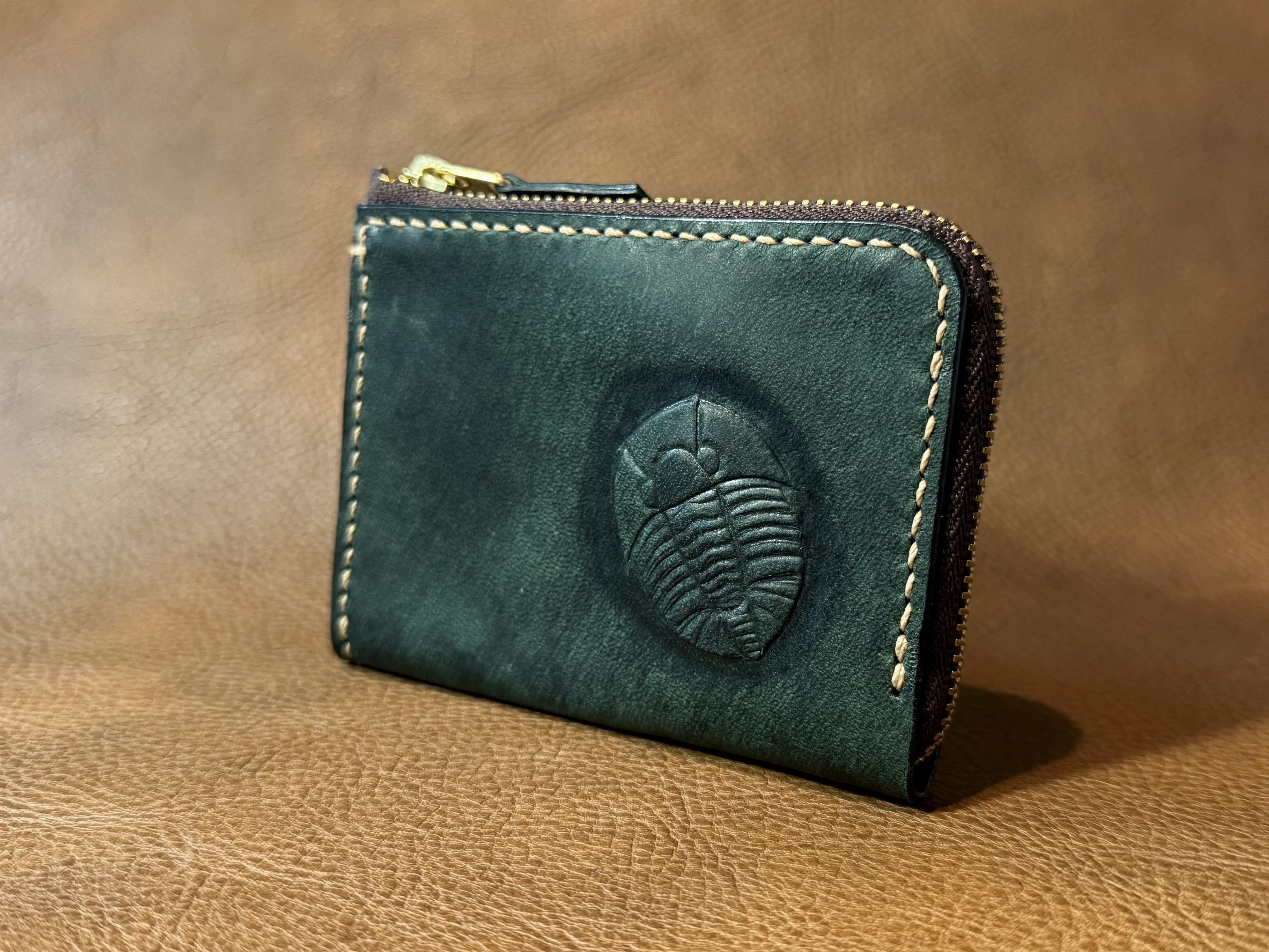 送料無料、1点もの　L型コインケース　浮き彫り化石シリーズ 三葉虫_003 イタリアンレザー　TEXAS ヴェルデ（緑）