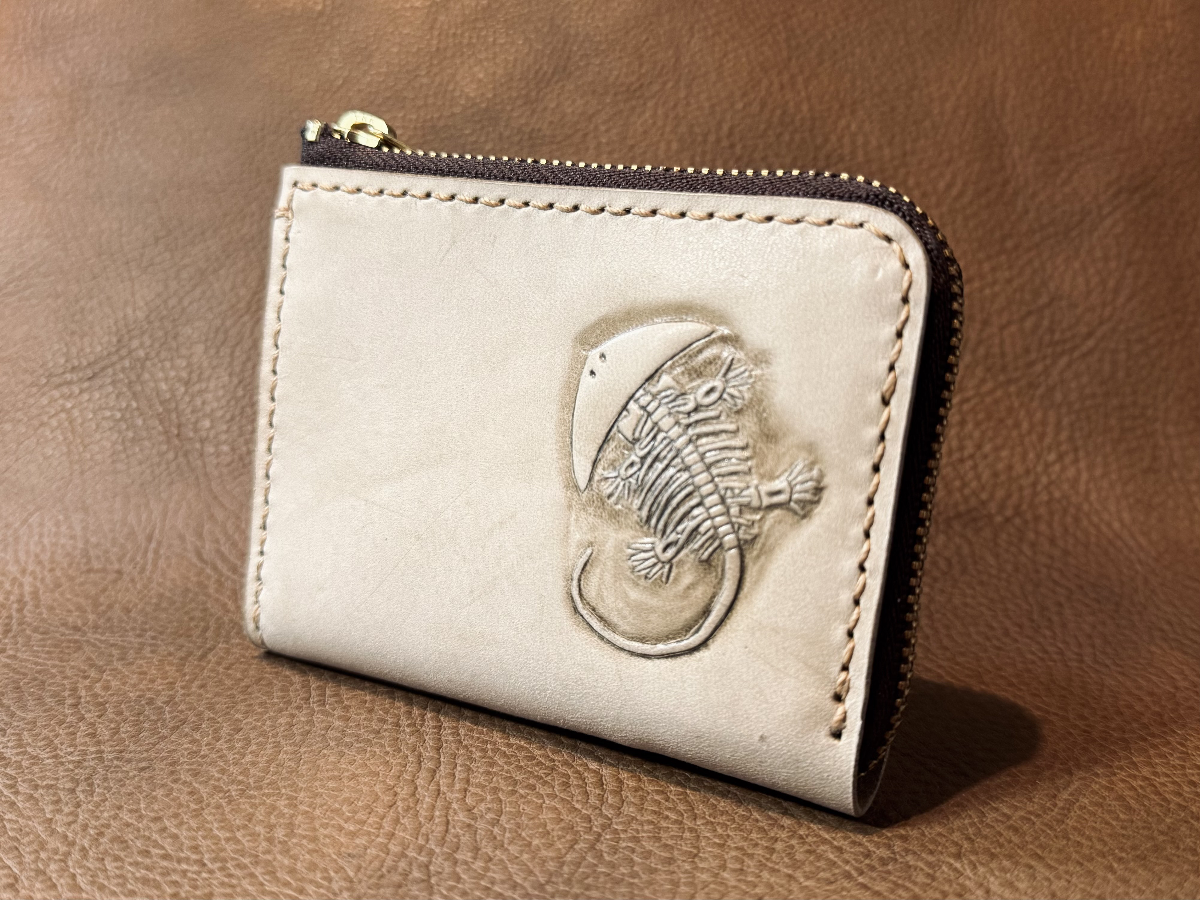 送料無料、1点もの　L型コインケース　浮き彫り　ディプロカウルス_003　イタリアンレザー　ALASKA アイボリー