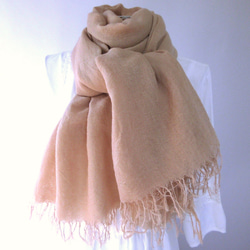 草木染め・ウールコットン・大判ロングストール・優しいベージュのアボカド染め 2枚目の画像