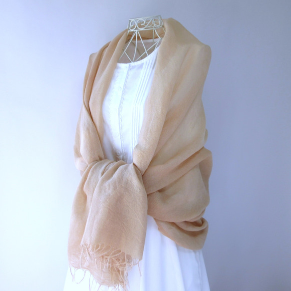 草木染め・ウールコットン・大判ロングストール・優しいベージュのアボカド染め 4枚目の画像