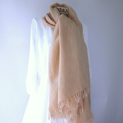 草木染め・ウールコットン・大判ロングストール・優しいベージュのアボカド染め 8枚目の画像