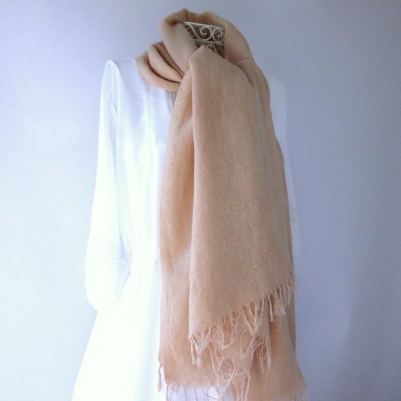 草木染め・ウールコットン・大判ロングストール・優しいベージュのアボカド染め 8枚目の画像