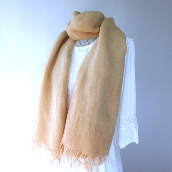 草木染め・ウールコットン・大判ロングストール・優しいベージュのアボカド染め 6枚目の画像