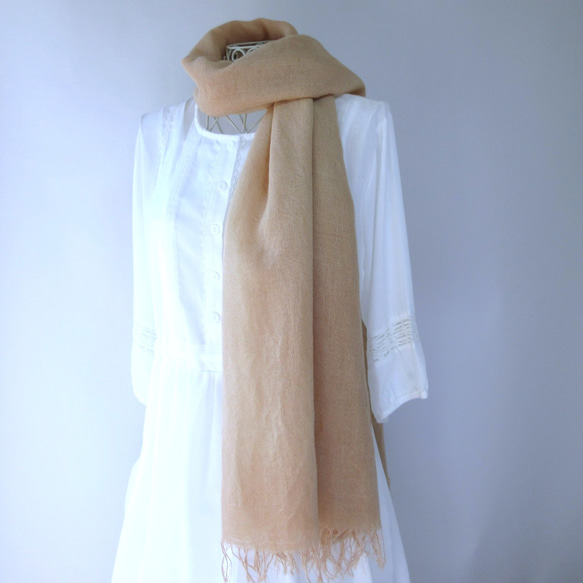 草木染め・ウールコットン・大判ロングストール・優しいベージュのアボカド染め 7枚目の画像