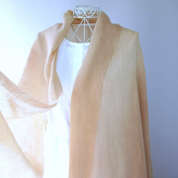 草木染め・ウールコットン・大判ロングストール・優しいベージュのアボカド染め 5枚目の画像