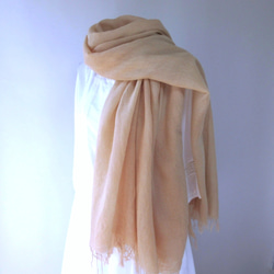 草木染め・ウールコットン・大判ロングストール・優しいベージュのアボカド染め 3枚目の画像