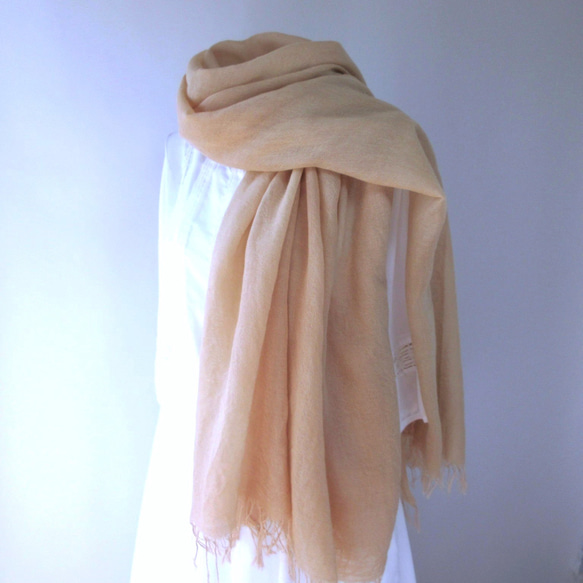 草木染め・ウールコットン・大判ロングストール・優しいベージュのアボカド染め 3枚目の画像