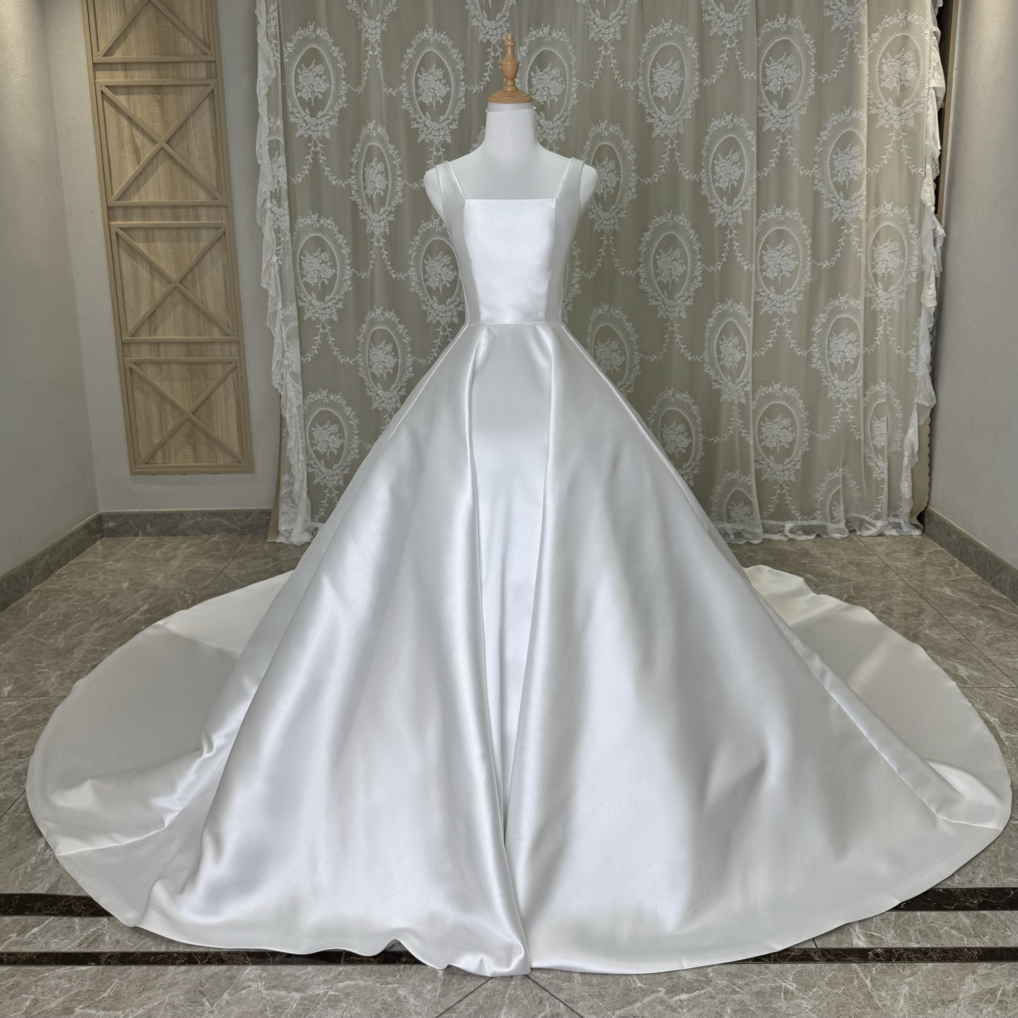 高評価続々！スクエアネック　光沢サテン　カラー変更可能　シンプル　披露宴二次会前撮り結婚式　トレーン編み上げ・ファスナー