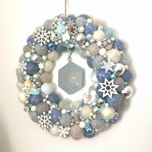 毛糸玉のウィンターリース〜雪の結晶と小さな雪だるま3きょうだい