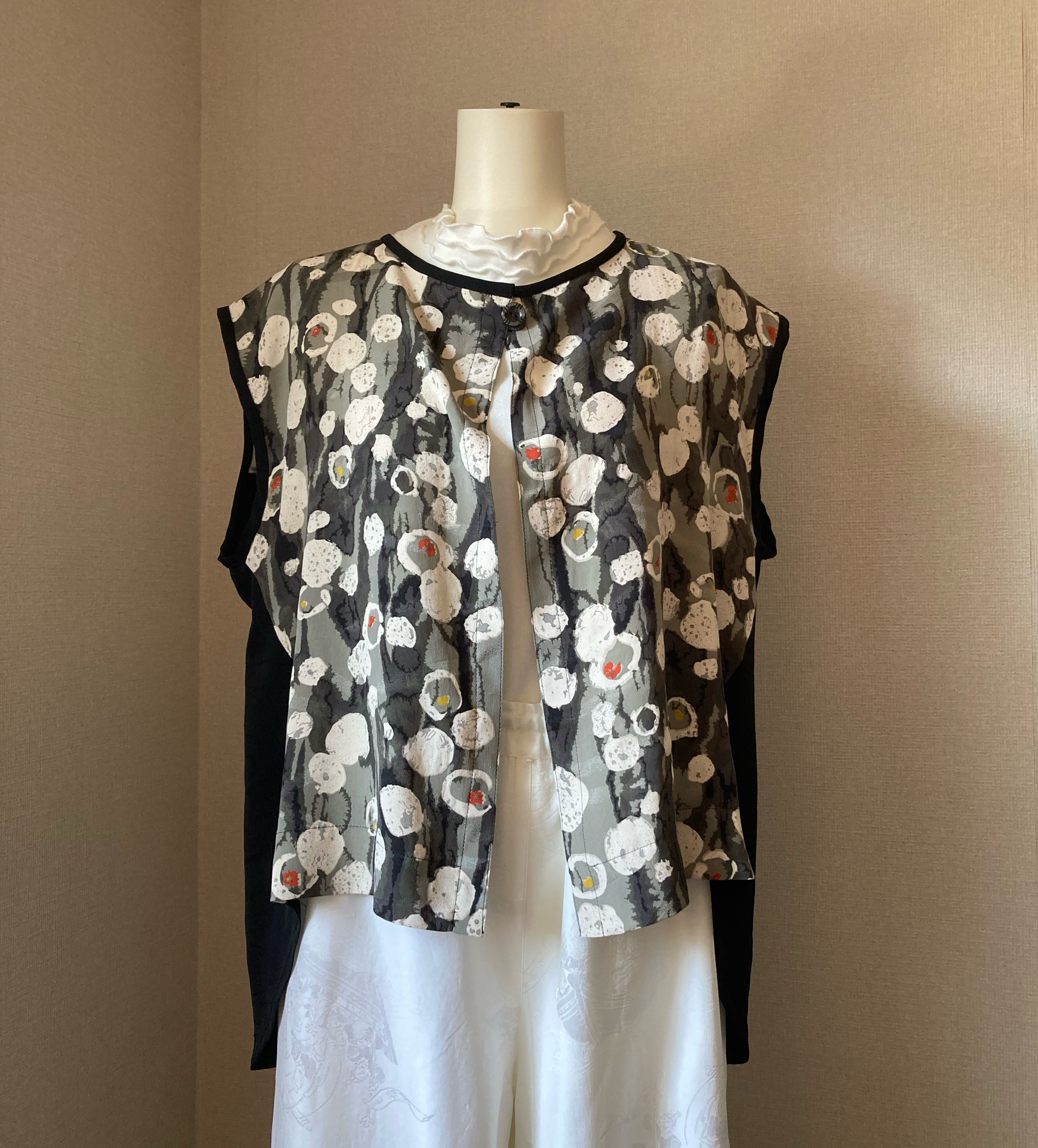 着物リメイク　ハンドメイド　ベスト　絹　ゆったり　黒