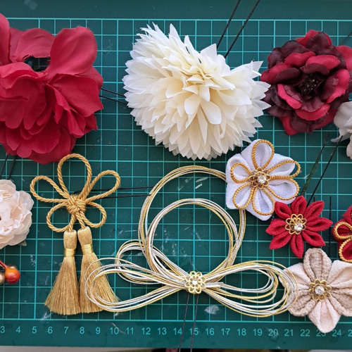 和風髪飾り 赤白花 アクセサリー つまみ細工 和装小物（帯・半襟