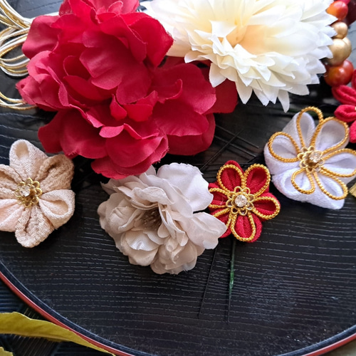 和風髪飾り 赤白花 アクセサリー つまみ細工 和装小物（帯・半襟