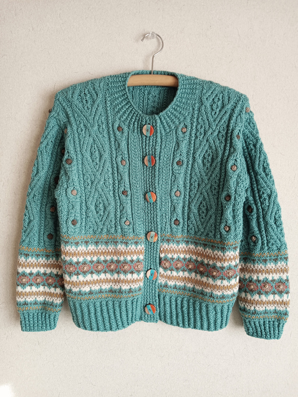 アランと編込み模様のターコイズブルーカーディガン 1枚目の画像