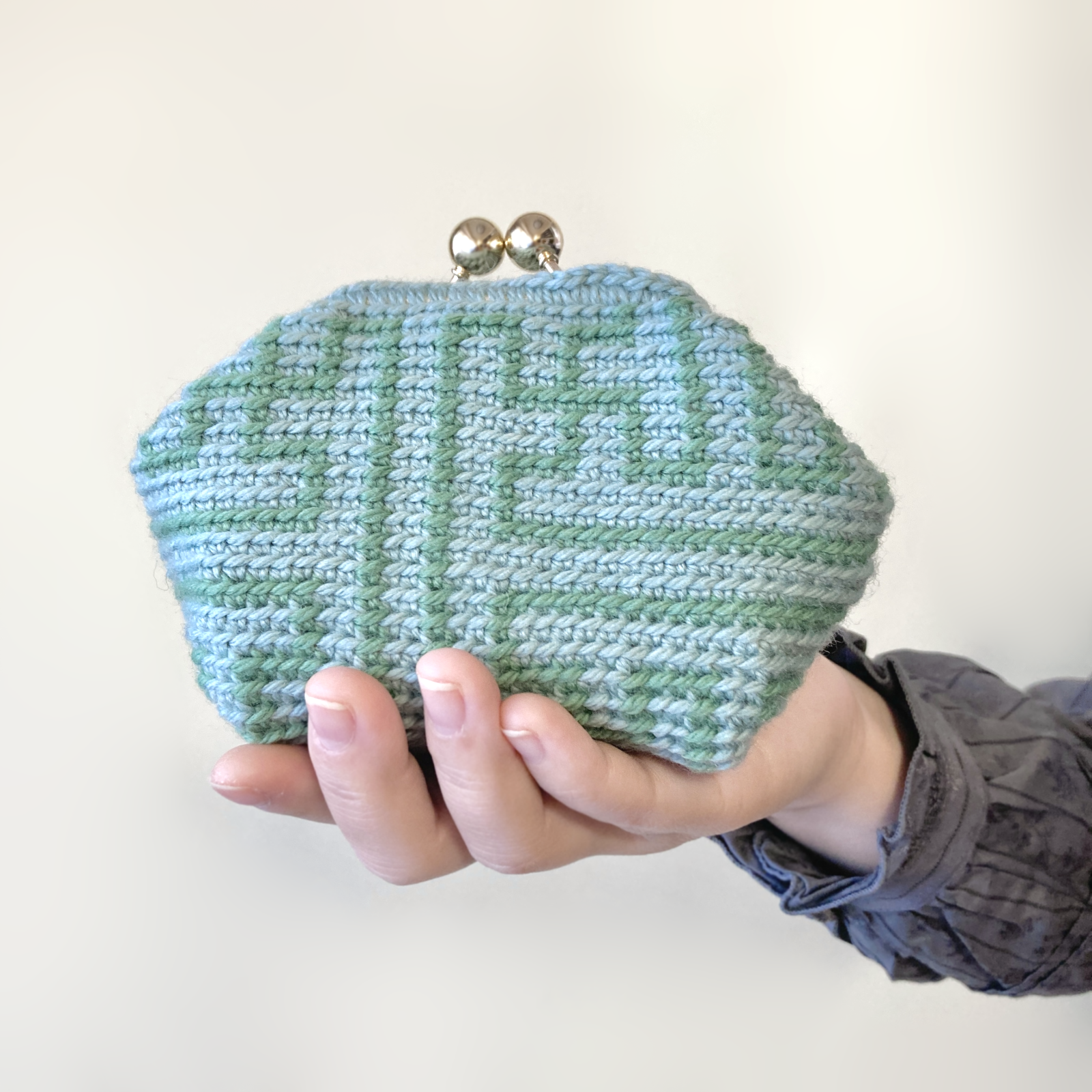 150色＊推し色で作る手のひらサイズのがま口ポーチ＊紗綾形（万字繋ぎ）＊手編みニット＊送料無料