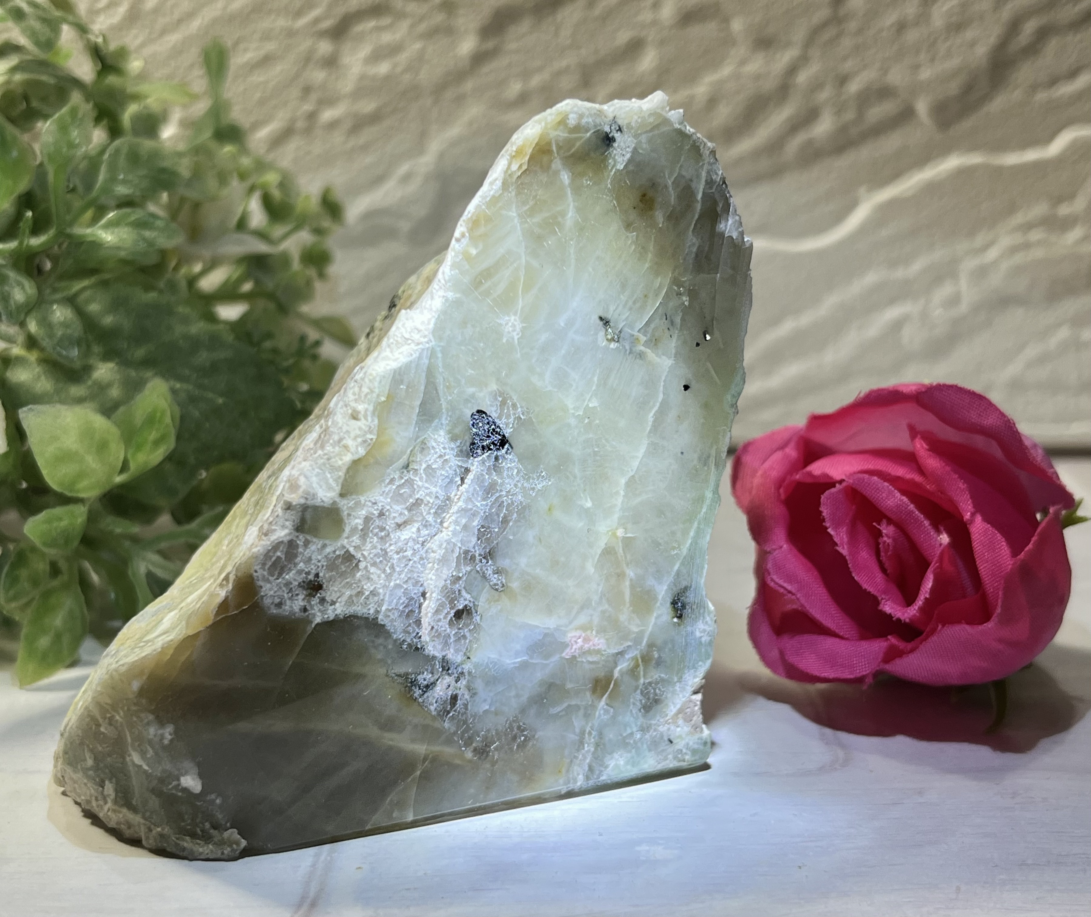 女性の幸福✨　グリーン　ムーンストーン　原石　置物　磨き