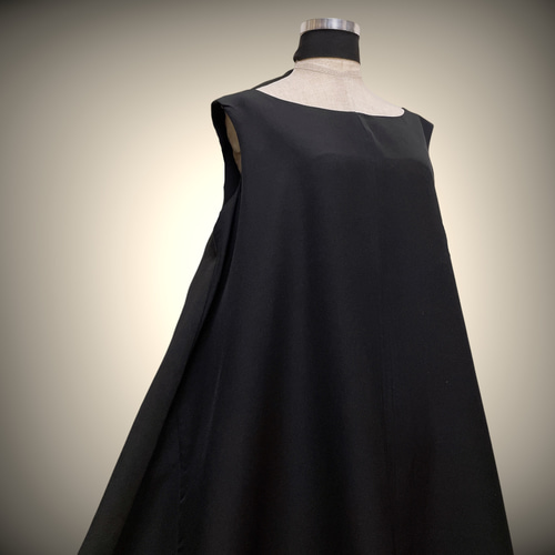 着物リメイク黒留袖ワンピース✨正絹Vネックゆったりサイズ✨ このワンピースは、黒留袖からリメイクされた作品で、下部に描か
