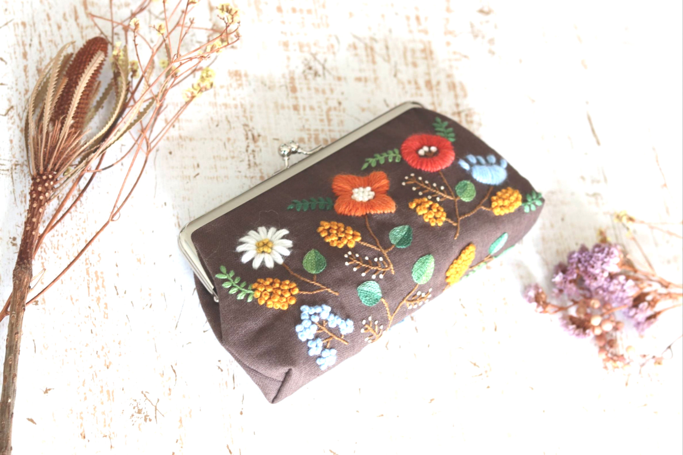 ウール糸の刺繍がま口