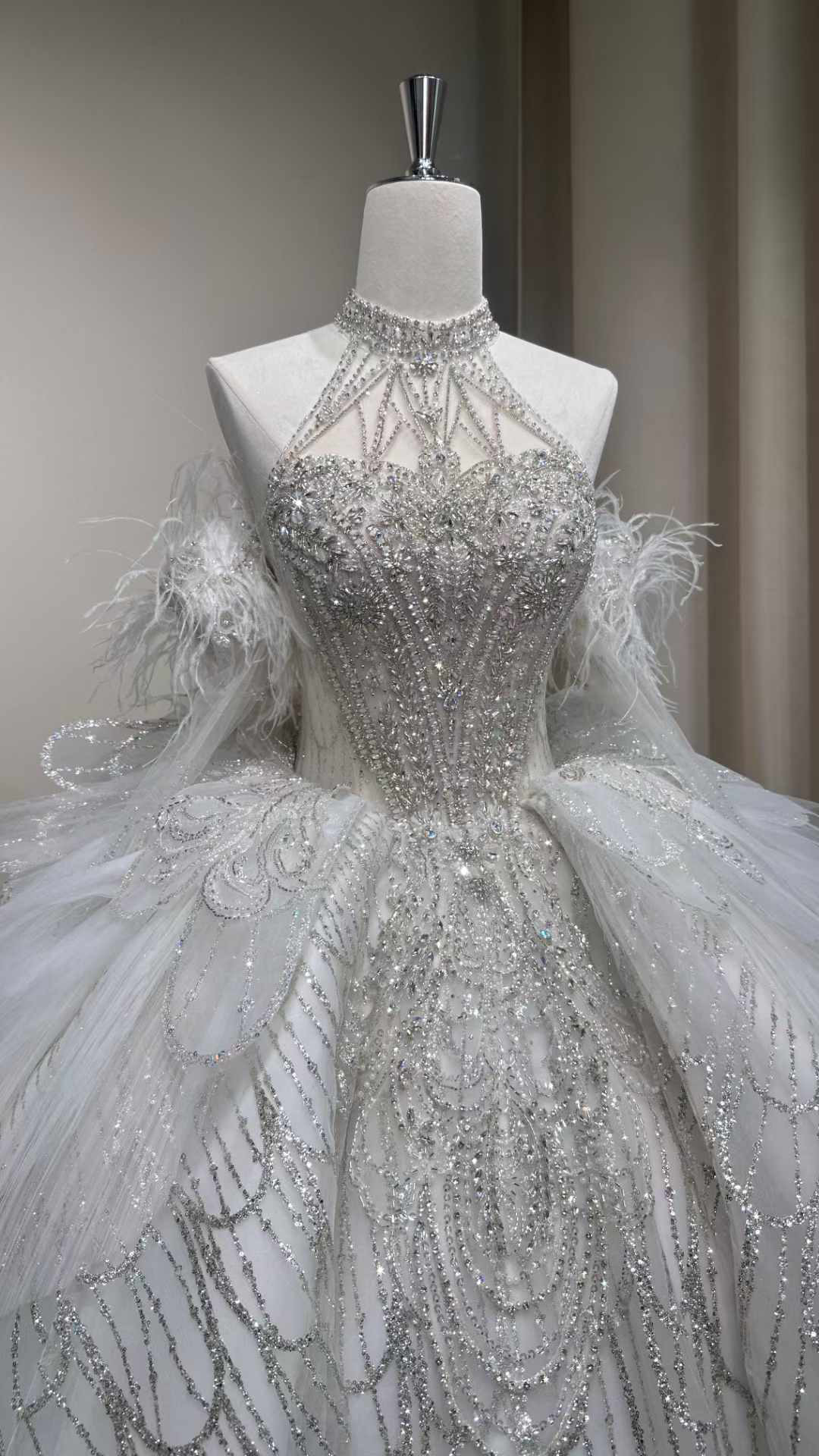 新入荷続々！フェザー　ホルターネック　フレアスカート華やかなトレーン　ウェディングドレス　韓国スタイル　たっぷりストーン